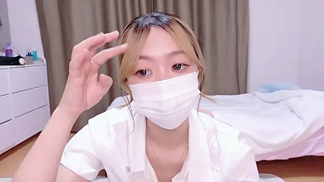 Snapshot of Riona_H chatting on 06/16/26, 11:24 Riona H online show from 06/16/26, 11:24