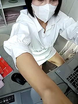 Julie-Rosee online show from 06/06/26, 01:43
