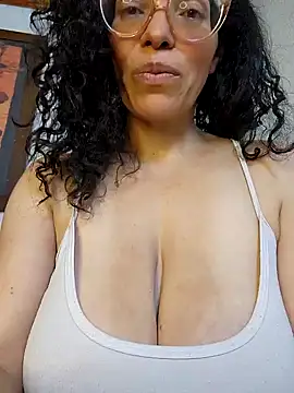 Snapshot of LUCI_LOVE chatting on 12/18/24, 05:52 LUCI LOVE online show from 12/18/24, 05:52