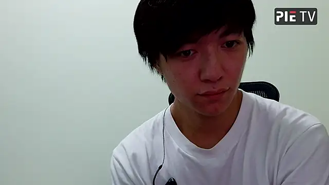 Snapshot of pie-001 chatting on 05/27/26, 02:03 pie-001 online show from 05/27/26, 02:03