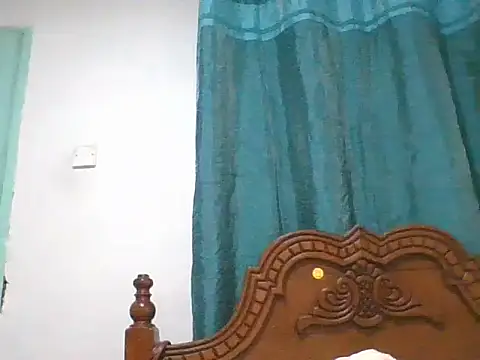 Snapshot of peacechloe chatting on 06/17/26, 04:52 peacechloe online show from 06/17/26, 04:52