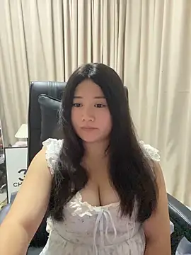 Snapshot of Luckysisi-s chatting on 06/05/26, 01:39 Luckysisi-s online show from 06/05/26, 01:39