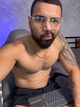 Snapshot of RoccoSaenz chatting on 06/17/26, 05:47 RoccoSaenz online show from 06/17/26, 05:47