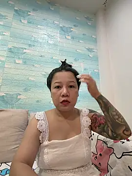 Snapshot of LINDA_HD chatting on 06/03/26, 01:14 LINDA HD online show from 06/03/26, 01:14