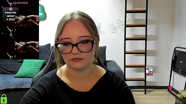 Snapshot of JuliNy_x chatting on 06/03/26, 02:33 JuliNy x online show from 06/03/26, 02:33