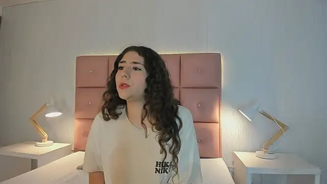 Snapshot of emaflorezz chatting on 06/11/26, 05:33 emaflorezz online show from 06/11/26, 05:33