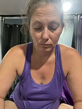 amberhotts2025 online show from 06/24/26, 11:48