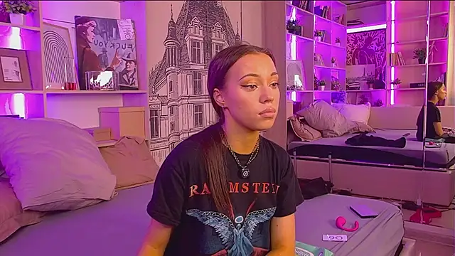 Zoey Neal online show from 07/10/26, 12:30