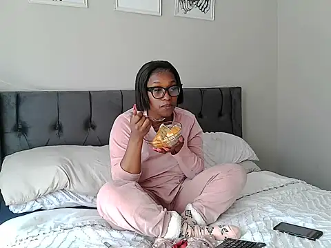 Snapshot of MissLaToYa chatting on 06/28/26, 12:00 MissLaToYa online show from 06/28/26, 12:00