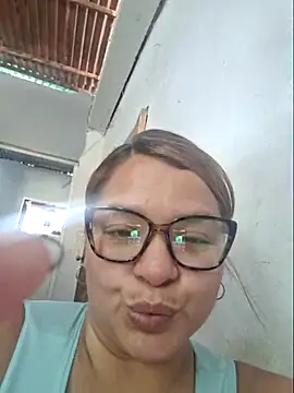 Snapshot of leonorq chatting on 06/11/26, 02:04 leonorq online show from 06/11/26, 02:04