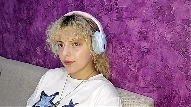 Snapshot of dewdop chatting on 06/10/26, 07:35 dewdop online show from 06/10/26, 07:35