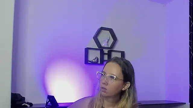 Mia and Erick online show from 07/04/26, 02:29