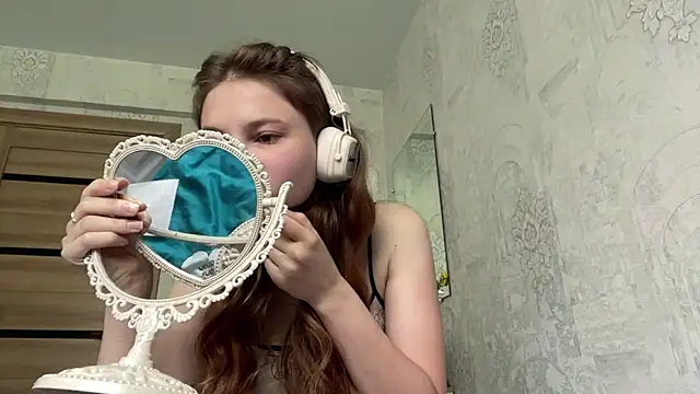 Snapshot of HeIen_cute chatting on 06/13/26, 05:27 HeIen cute online show from 06/13/26, 05:27