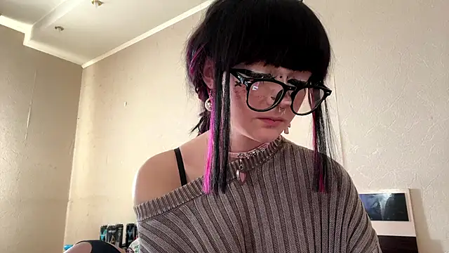 HolyCute online show from 06/04/26, 02:34