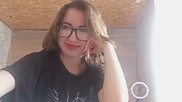 Snapshot of OliviaMoment chatting on 06/13/26, 09:18 OliviaMoment online show from 06/13/26, 09:18