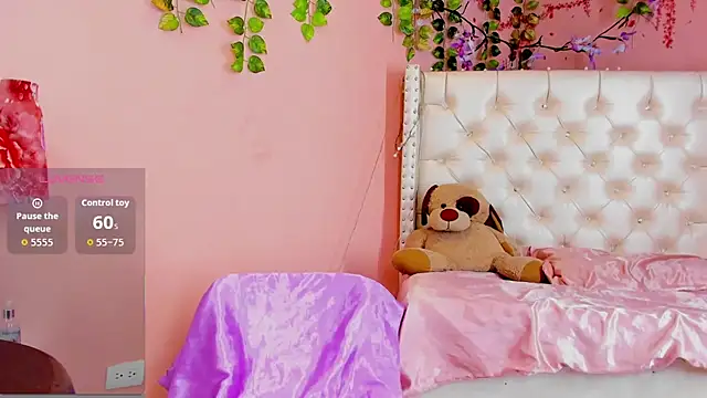 Snapshot of valentinee_xo chatting on 06/11/26, 04:43 valentinee xo online show from 06/11/26, 04:43