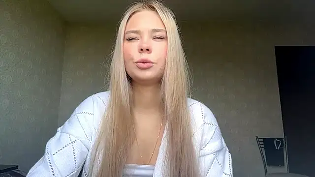 Snapshot of Cary_blonde chatting on 06/09/26, 05:19 Cary blonde online show from 06/09/26, 05:19