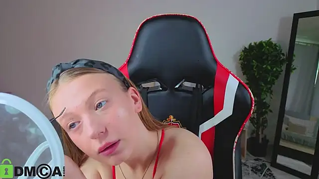 BeatriceLoven online show from 06/17/26, 07:11
