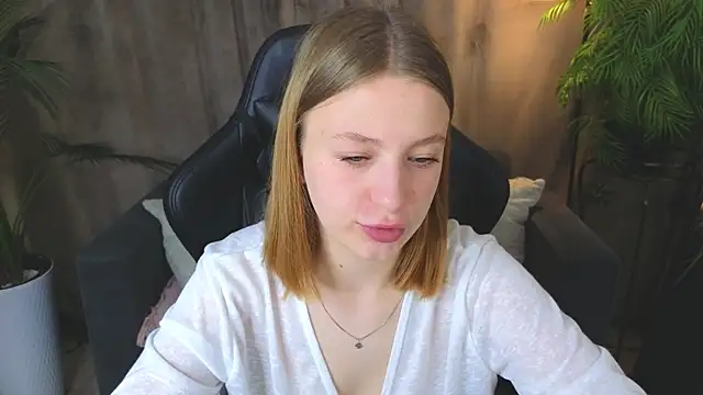 BeatriceLoven online show from 06/27/26, 07:13
