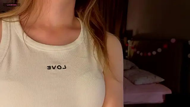 Snapshot of JenevaLitalien chatting on 06/08/26, 06:19 JenevaLitalien online show from 06/08/26, 06:19