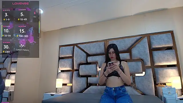 Snapshot of Crystal_Silver chatting on 06/06/26, 02:11 Crystal Silver online show from 06/06/26, 02:11