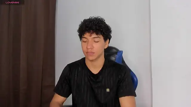 Snapshot of Maximiliano_Young chatting on 06/04/26, 12:44 Maximiliano Young online show from 06/04/26, 12:44