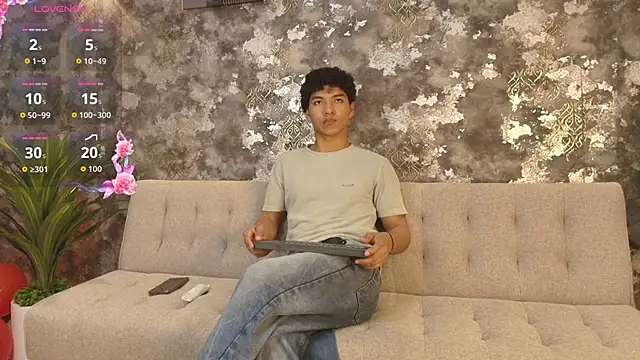 Snapshot of Maximiliano_Young chatting on 06/09/26, 01:01 Maximiliano Young online show from 06/09/26, 01:01
