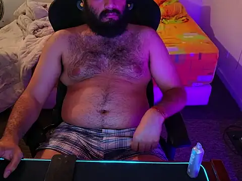 Snapshot of Latinbearhairy chatting on 06/17/26, 05:10 Latinbearhairy online show from 06/17/26, 05:10