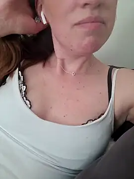 Snapshot of Lunaswee chatting on 06/11/26, 04:49 Lunaswee online show from 06/11/26, 04:49