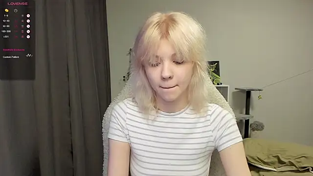 Snapshot of voguecaroline chatting on 07/19/26, 08:23 voguecaroline online show from 07/19/26, 08:23