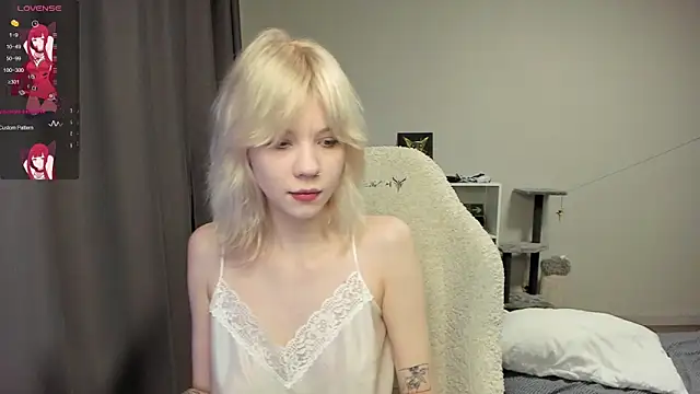 Snapshot of voguecaroline chatting on 08/03/26, 08:12 voguecaroline online show from 08/03/26, 08:12