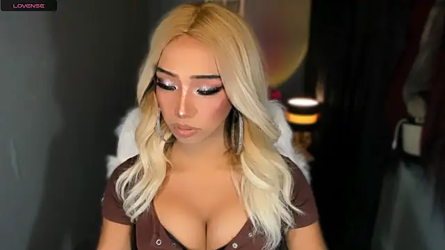 Snapshot of Attractive_Goddess_Isla chatting on 06/13/26, 01:20 Attractive Goddess Isla online show from 06/13/26, 01:20