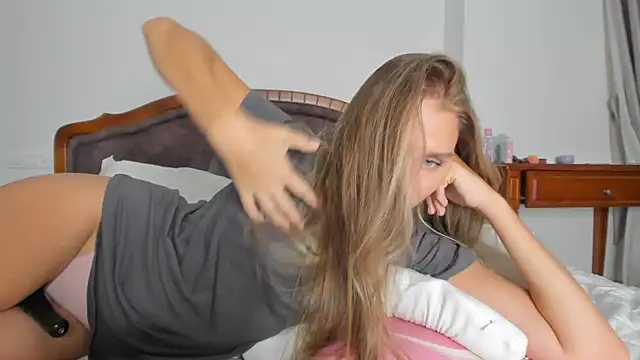 Snapshot of SofiClimbing chatting on 10/13/25, 03:56 SofiClimbing online show from 10/13/25, 03:56