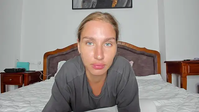 Snapshot of SofiClimbing chatting on 10/24/25, 10:11 SofiClimbing online show from 10/24/25, 10:11