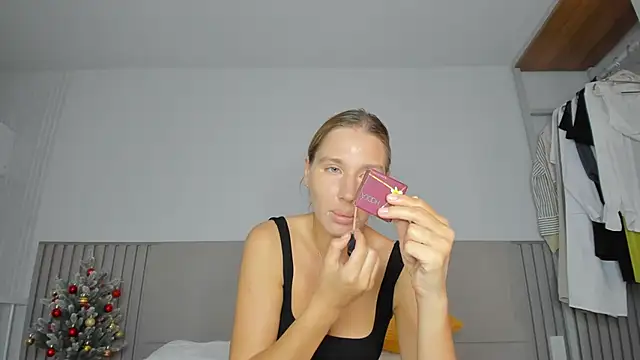 Snapshot of SofiClimbing chatting on 12/16/25, 03:55 SofiClimbing online show from 12/16/25, 03:55