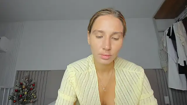 Snapshot of SofiClimbing chatting on 12/17/25, 03:01 SofiClimbing online show from 12/17/25, 03:01