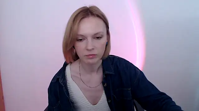 Snapshot of AdelleLovee_ chatting on 06/08/26, 07:20 AdelleLovee online show from 06/08/26, 07:20