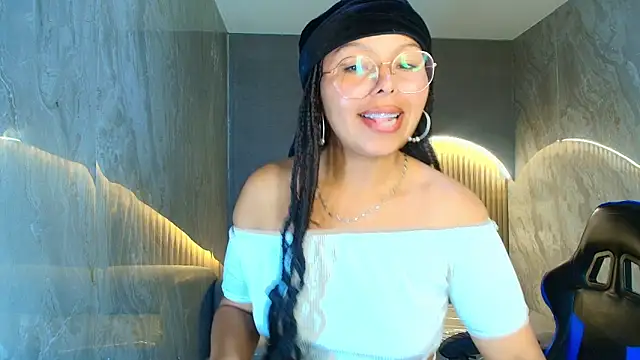 Snapshot of sophy_r chatting on 06/12/26, 07:24 sophy r online show from 06/12/26, 07:24