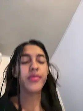 Snapshot of mia_honeyy_ chatting on 06/05/26, 05:25 mia honeyy online show from 06/05/26, 05:25