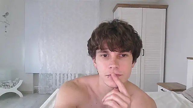 Snapshot of Eric_Crush chatting on 06/15/26, 04:15 Eric Crush online show from 06/15/26, 04:15