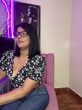 Snapshot of Selin_mehott chatting on 06/03/26, 02:33 Selin mehott online show from 06/03/26, 02:33