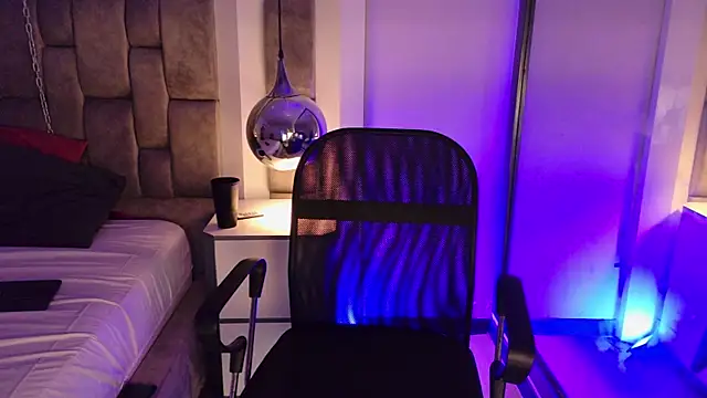 LucasThomson  online show from 06/24/26, 04:00