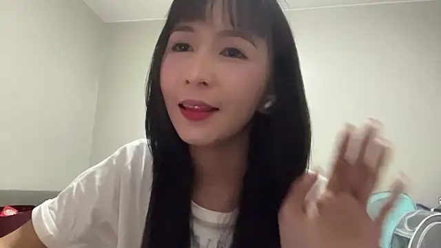 Snapshot of JulianaLusardi chatting on 06/10/26, 03:22 JulianaLusardi online show from 06/10/26, 03:22