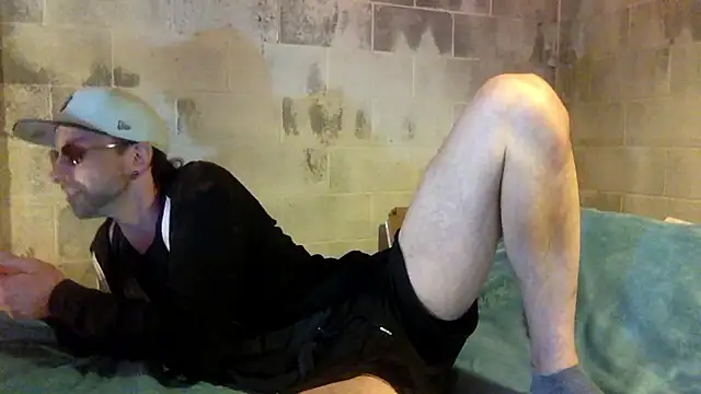 Snapshot of thierrybae chatting on 06/12/26, 10:41 thierrybae online show from 06/12/26, 10:41