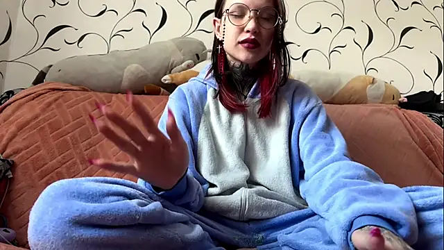 Snapshot of Sarahthegreatest chatting on 06/15/26, 07:43 Sarahthegreatest online show from 06/15/26, 07:43
