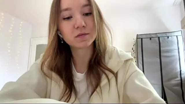 Snapshot of smalllisa chatting on 06/04/26, 09:04 smalllisa online show from 06/04/26, 09:04