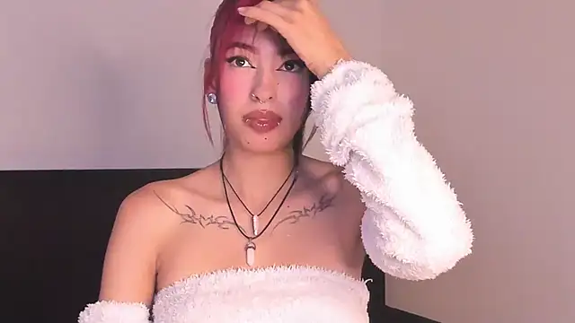 EvaBenely  online show from 08/04/26, 05:54