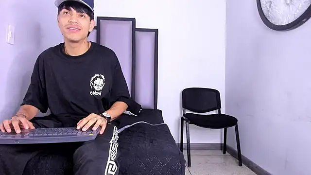 Alejitoo 23 online show from 06/12/26, 11:42