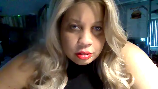 Snapshot of NotEvenPretty chatting on 06/18/26, 12:33 NotEvenPretty online show from 06/18/26, 12:33