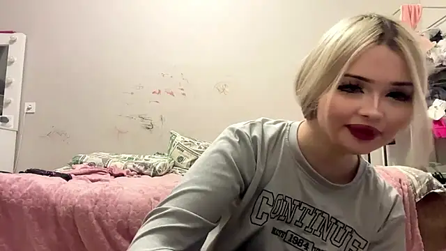 Snapshot of moonluv33 chatting on 06/12/26, 02:05 moonluv33 online show from 06/12/26, 02:05